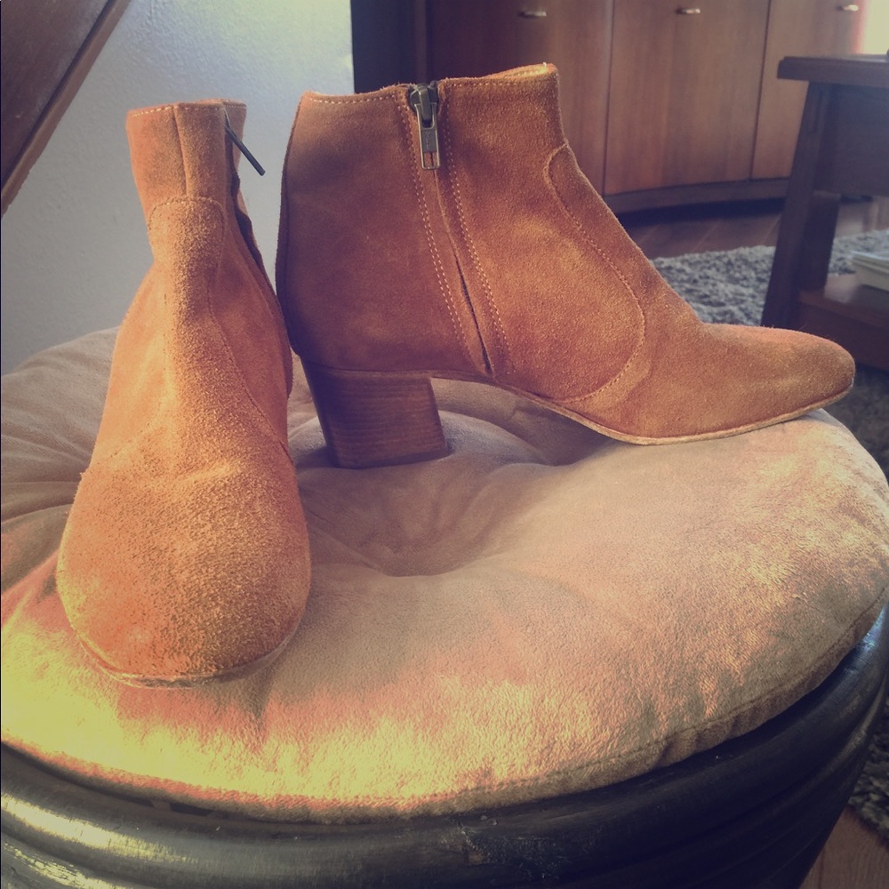 Steven cognac suede booties